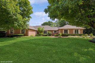 10 N Highview Circle, Hawthorn Woods, IL 60047