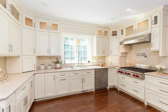 14 Sarah St, Burlington, MA 01803