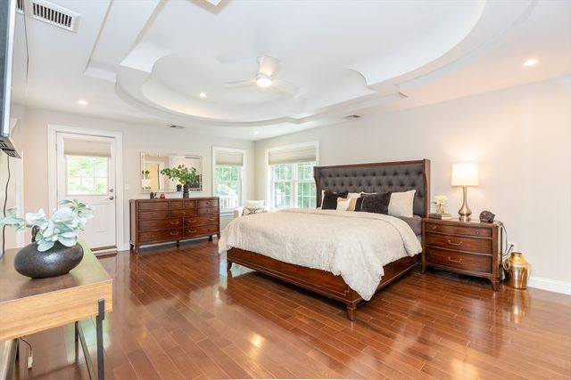 14 Sarah St, Burlington, MA 01803