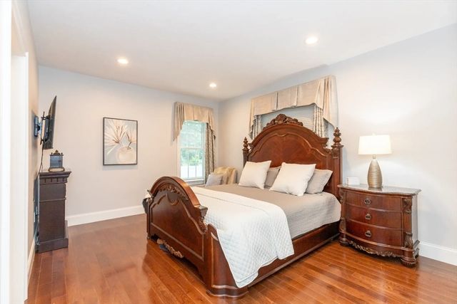 14 Sarah St, Burlington, MA 01803