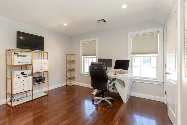 14 Sarah St, Burlington, MA 01803