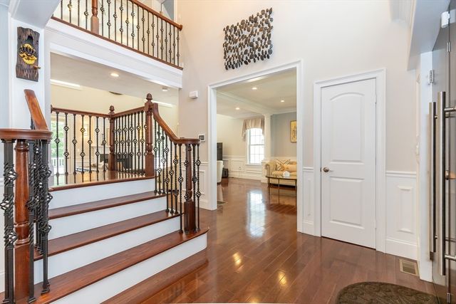 14 Sarah St, Burlington, MA 01803