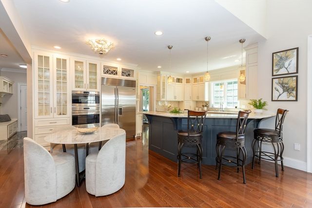 14 Sarah St, Burlington, MA 01803