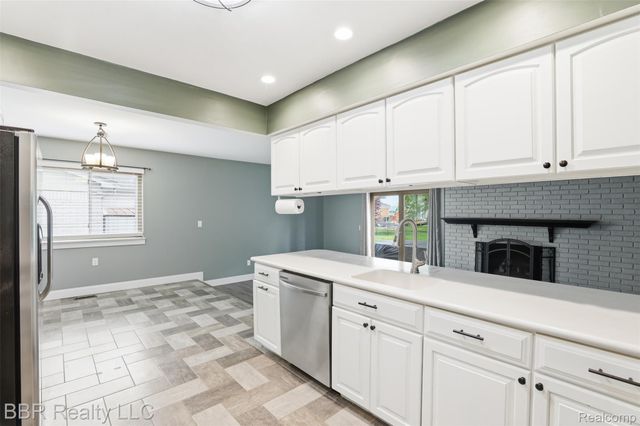 4680 Forest Lane, Trenton, MI 48183