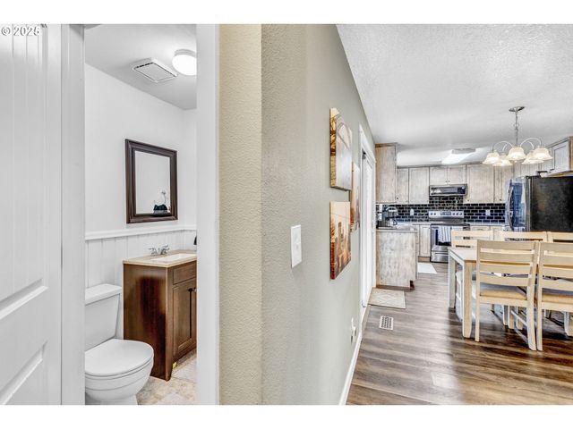 2017 Sw 2ND Ct, Gresham, OR 97080