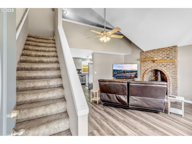 2017 Sw 2ND Ct, Gresham, OR 97080