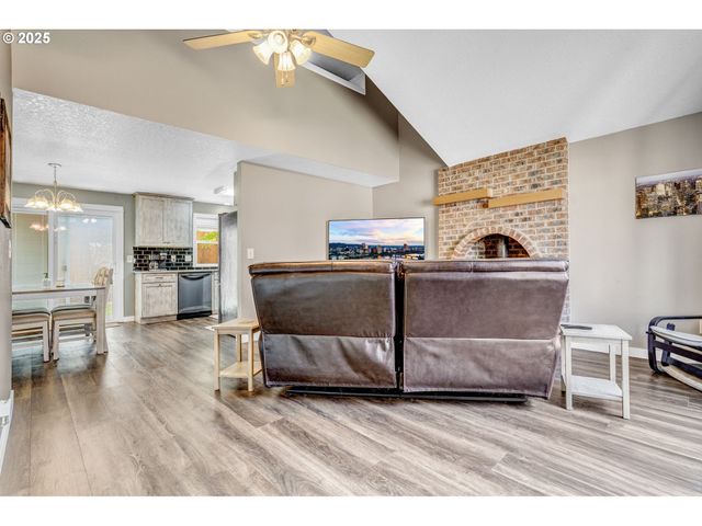2017 Sw 2ND Ct, Gresham, OR 97080