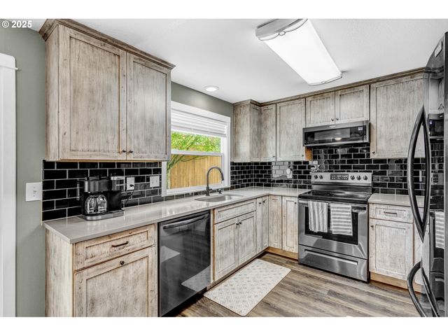 2017 Sw 2ND Ct, Gresham, OR 97080