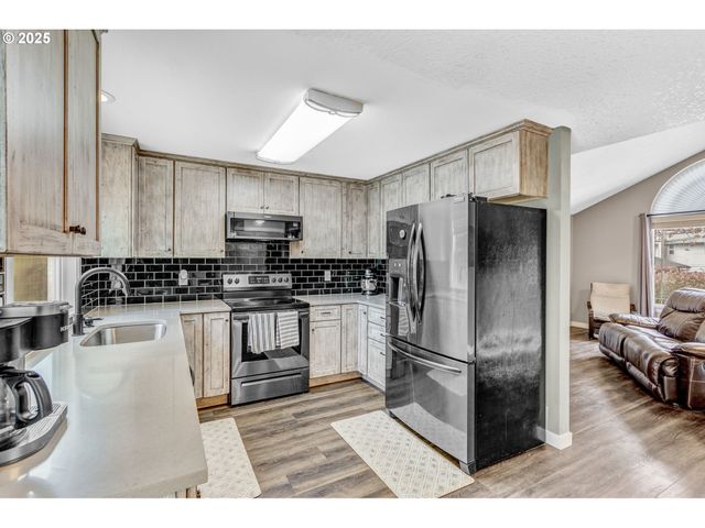 2017 Sw 2ND Ct, Gresham, OR 97080