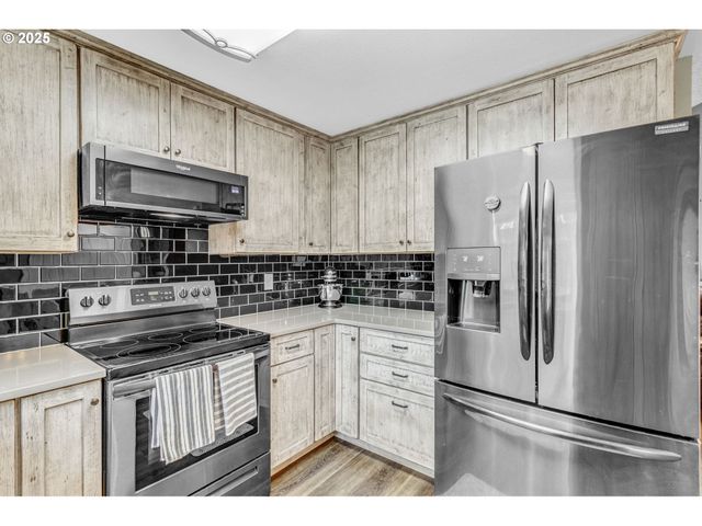 2017 Sw 2ND Ct, Gresham, OR 97080