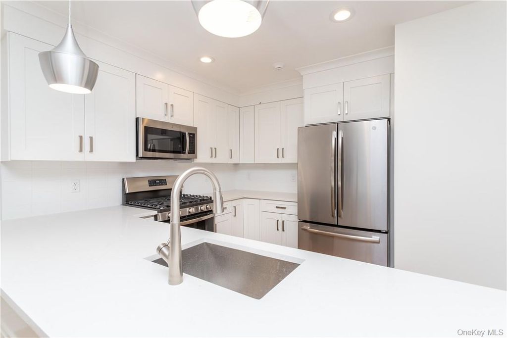121 Fisher Avenue 5, White Plains, NY 10606