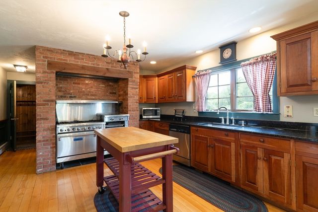 147 Oakham Rd, North Brookfield, MA 01535