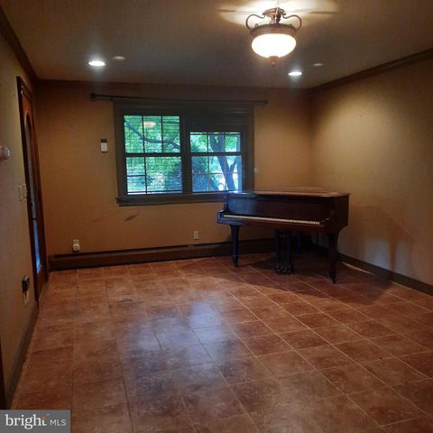 1233 BROAD ST, Perkasie, PA 18944