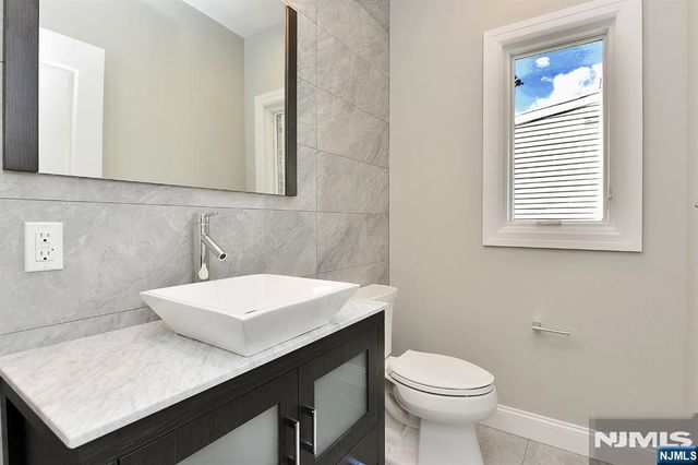 290 Tom Hunter Road B, Fort Lee, NJ 07024