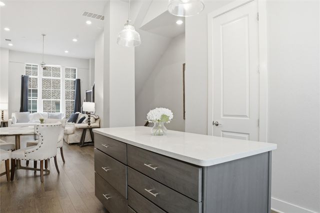 1411 Town Creek DR 6, Austin, TX 78741
