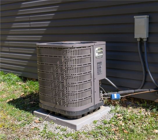 3689 Reichman Drive NW, Dover, OH 44622