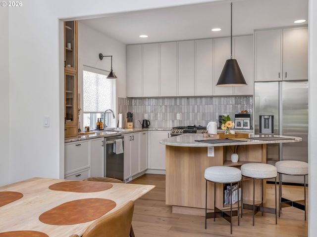 8595 Sw 165TH Ave, Beaverton, OR 97007