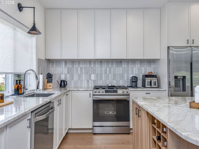 8595 Sw 165TH Ave, Beaverton, OR 97007