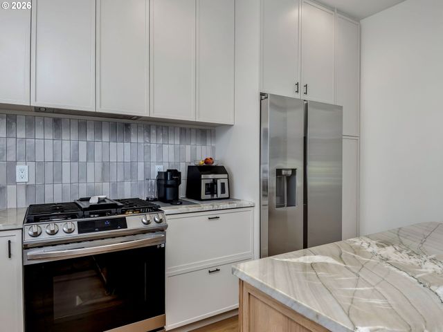 8595 Sw 165TH Ave, Beaverton, OR 97007