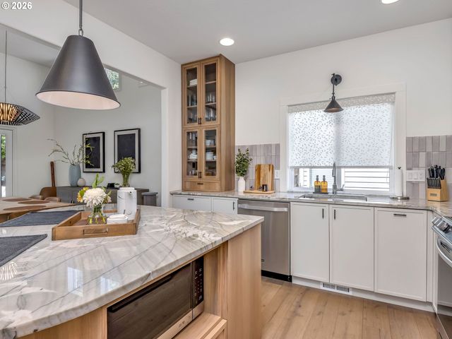 8595 Sw 165TH Ave, Beaverton, OR 97007