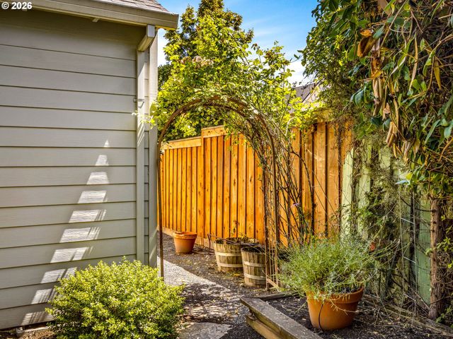 8595 Sw 165TH Ave, Beaverton, OR 97007