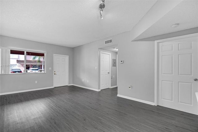 8021 Lake Dr 102, Doral, FL 33166