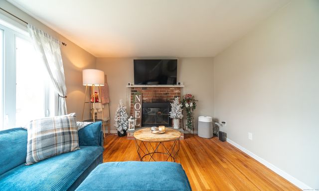 49 Pennsylvania Avenue, Montville, CT 06370