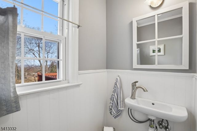 33 Coolidge Ave, West Caldwell Twp., NJ 07006