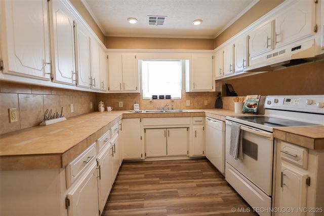 129 W Tahlequah, Sulphur, OK 73086