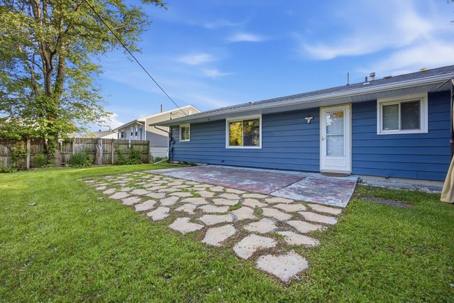 6 Beacon Avenue, Romeoville, IL 60446