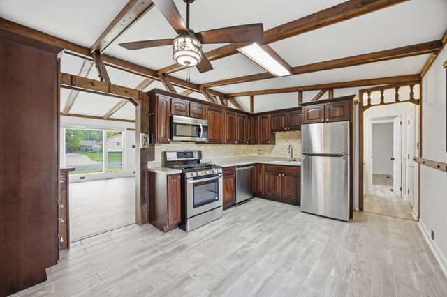 6 Beacon Avenue, Romeoville, IL 60446