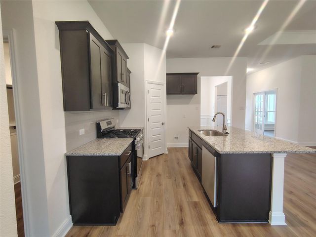 7 Keystone Court, Angleton, TX 77515