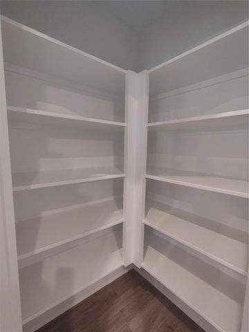 7 Keystone Court, Angleton, TX 77515