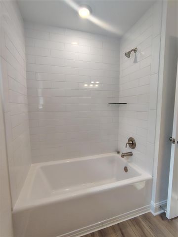 7 Keystone Court, Angleton, TX 77515