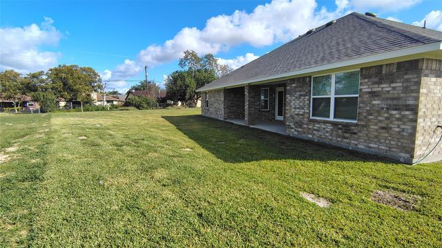 7 Keystone Court, Angleton, TX 77515