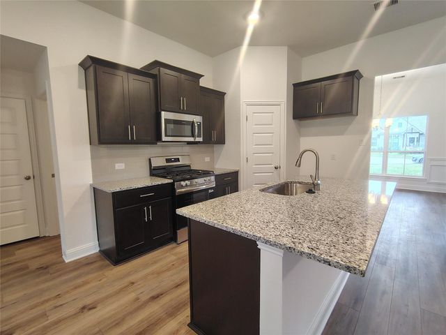 7 Keystone Court, Angleton, TX 77515