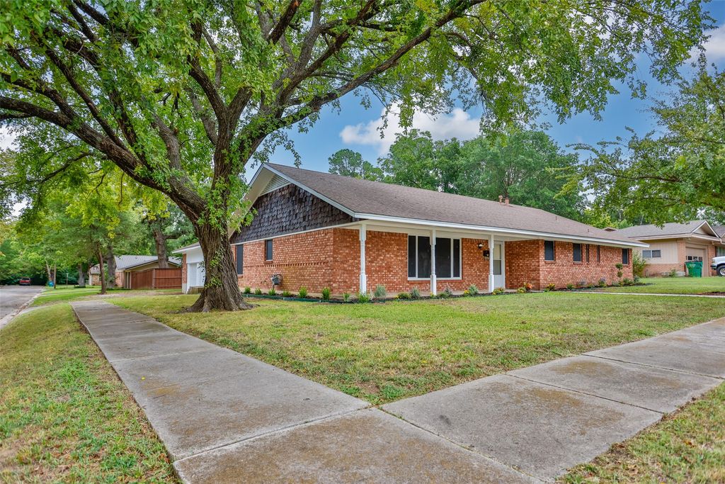 402 Melody Lane, Gainesville, TX 76240