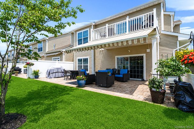 32 Avery Way, Blue Point, NY 11772