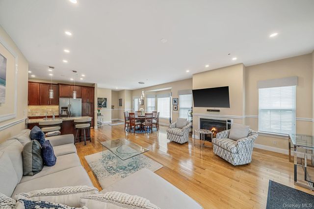 32 Avery Way, Blue Point, NY 11772