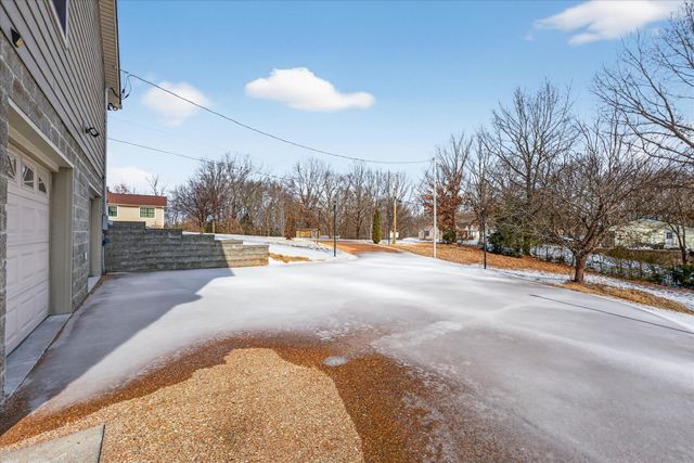 104 Oak Crest Dr, Tennessee Ridge, TN 37178