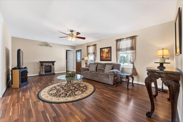 104 Oak Crest Dr, Tennessee Ridge, TN 37178