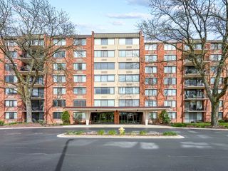 2000 Saint Regis Drive 4E, Lombard, IL 60148