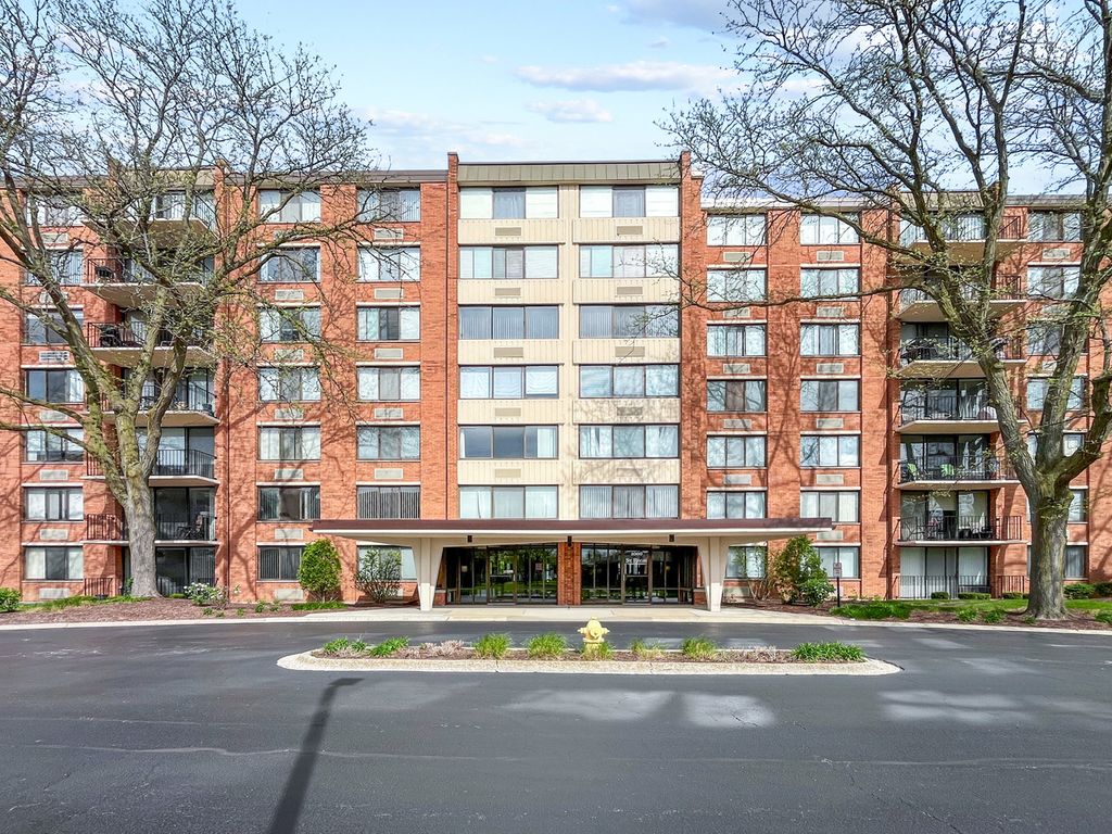 2000 Saint Regis Drive 4E, Lombard, IL 60148