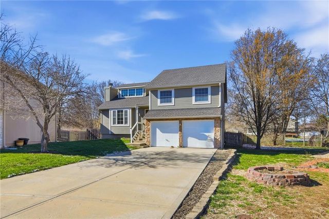 1916 NE Gatewood Drive, Lee's Summit, MO 64086