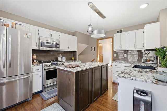 1916 NE Gatewood Drive, Lee's Summit, MO 64086