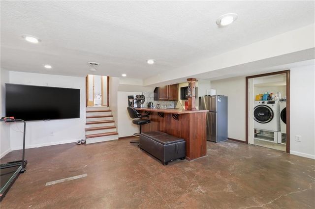 1916 NE Gatewood Drive, Lee's Summit, MO 64086