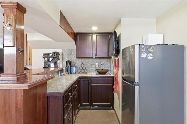 1916 NE Gatewood Drive, Lee's Summit, MO 64086