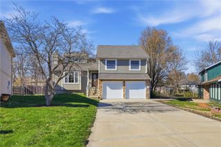 1916 NE Gatewood Drive, Lee's Summit, MO 64086