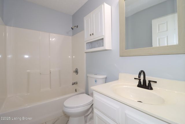 9709 Williamsborough Ln, Louisville, KY 40291
