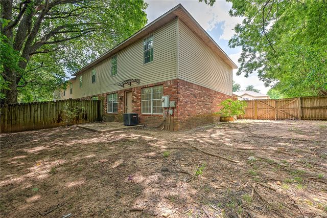 838 W Peachtree Drive, Fayetteville, AR 72703